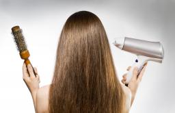 Ποιος είναι ο πιο υγιεινός τρόπος για να στεγνώσετε τα μαλλιά σας: με στεγνωτήρα μαλλιών ή φυσικά;