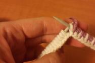 Dvobarvno angleško rebrasto pletenje (brioche pletenje) z navpičnimi črtami